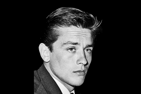 Alain Delon le regard bleu perçant qui a marqué l histoire du 7e art s