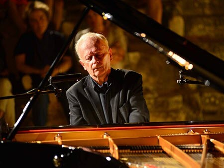 Janusz Olejniczak, pianiste virtuose et interprète de Chopin, s'est éteint à 72 ans