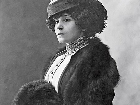 Le décès de la femme de lettres, actrice et journaliste française Colette à l'âge de 81 ans