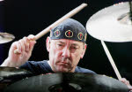 Le batteur du groupe de rock Rush, Neil Peart