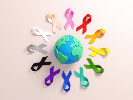 Hommage aux célébrités emportées par le cancer : leurs combats nous inspirent