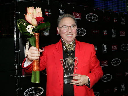 La mort du couturier russe Slava Zaïtsev surnommé le « Dior rouge »