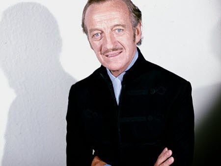 La mort de l'acteur, soldat et auteur britannique David Niven à l'âge de 73 ans
