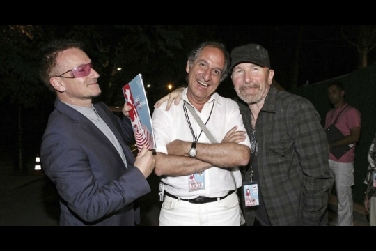 Gérard Drouot avec Bono et The Edge du groupe U2 au Nice Jazz Festival en 2008. Photo Gérard Drouot Productions, CC BY-SA 4.0