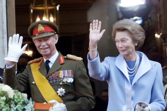 Le grand-duc Jean de Luxembourg salue la foule en compagnie de son épouse Joséphine-Charlotte de Belgique, en octobre 2000. Photo Damien MEYER/AFP