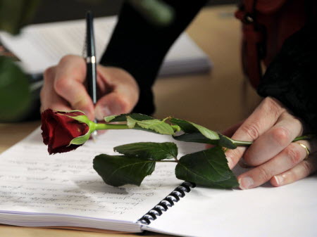 Messages de condoléances : nos conseils et exemples pour trouver les mots justes