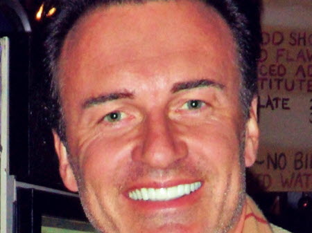 Julian McMahon, star de Nip/Tuck et Charmed, s’éteint à 56 ans d’un cancer