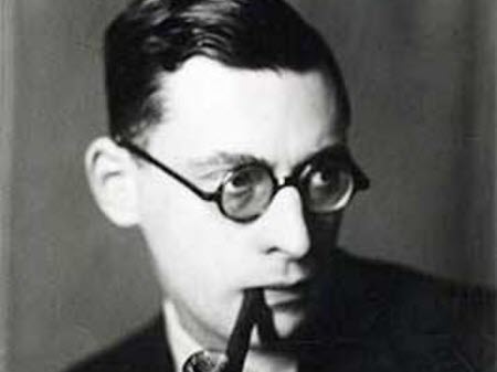 Raymond Queneau, maître de l’absurde et des lettres, s’éteint à l’âge de 73 ans