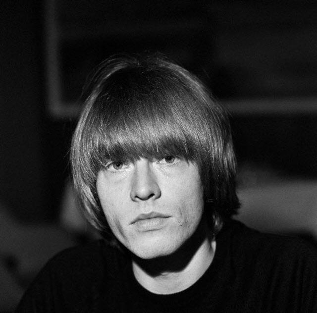 Brian Jones.Membre fondateur des Rolling Stones, il est un prodige de blues et un multi-instrumentaliste surdoué. Dépressif, drogué, isolé, il quitte le groupe en juin 1969.Le 3 jullet 1969, il est retrouvé noyé dans sa piscine à Cotchford Farlm, dans le Sussex. La cause officielle est la noyade sous l'emprise de substances, mais les théories évoquent un meurtre.