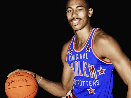 Wilt Chamberlain, légende du basketball, s'éteint à 63 ans : un géant du sport disparaît