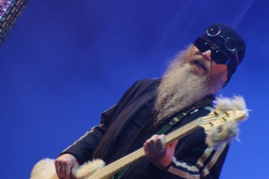 Dusty Hill en 2008 By Alberto Cabello from Vitoria Gasteiz - ZZ Top, CC BY 2.0, https://commons.wikimedia.org/w/index.php?curid=11824776