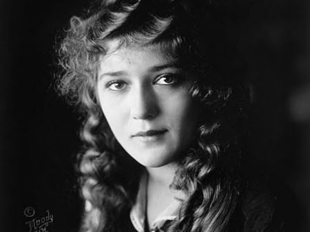 La mort de l'actrice, productrice et femme d'affaires Mary Pickford
