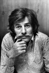 Jean Ferrat, la voix engagée qui résonne encore dans nos cœurs, aurait eu 95 ans le 26 décembre