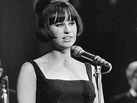 La chanteuse brésilienne Astrud Gilberto a posé son micro