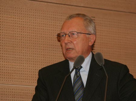 La mort du politicien français Jacques Delors