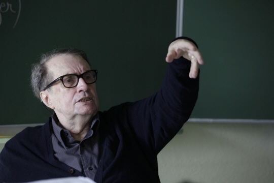 François Florent-Eichholtzer créateur des cours Florent dans une classe de l'école élémentaire Brossolette à Mulhouse le 25 mars 2015. *** Local Caption *** ARCHIVER Photo L'Alsace/Hervé KIELWASSER