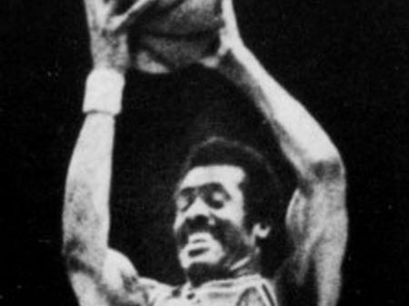 Le basketteur américain Chet Walker a posé son ballon