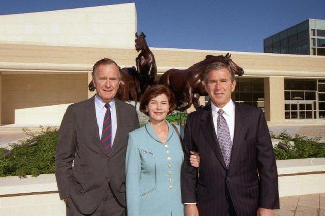 George H. W. Bush, Laura Bush, George W. Bush 1997, Public domain, via Wikimedia Commons
