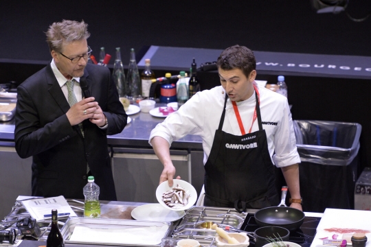 Sébastien Demorand (à gauche) avait participé à de nombreux jurys et concours de cuisine. Photo archives AFP