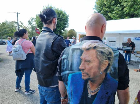 200 fans rendent hommage à Johnny Hallyday dans un petit village de Savoie
