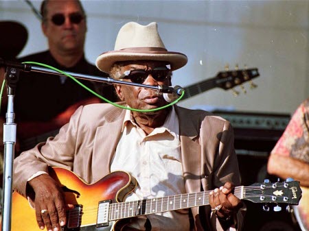 Le guitariste américain John Lee Hooker est mort le 21 juin 2001 à l'âge de 88 ans