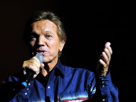 L'une des figures du yé-yé des années 60 : le chanteur Frank Alamo