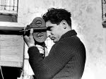 Le photographe Robert Capa a posé son appareil photo à 40 ans