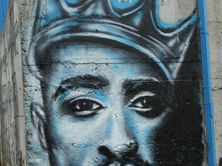 La mort tragique de Tupac Shakur : une légende du rap brutalement arrachée à la vie à l'âge de 25 ans