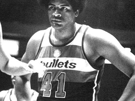 La mort du joueur et entraîneur américain de basket-ball Wes Unseld