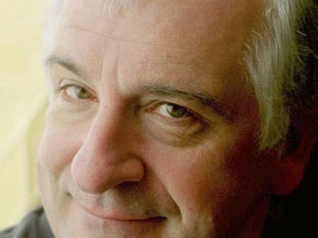 Douglas Adams, l’auteur galactique qui a changé l’humour de la science-fiction à jamais