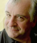 Douglas Adams, l’auteur galactique qui a changé l’humour de la science-fiction à jamais