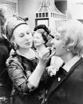 La femme d'affaires et pionnière de la cosmétique moderne Estée Lauder est décédée