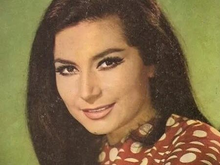 La chanteuse espagnol Rocío Jurado a posé son micro