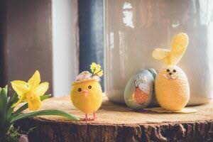 Les symboles de la fête de Pâques : l'oeuf, la poule, le chocolat, l'agneau