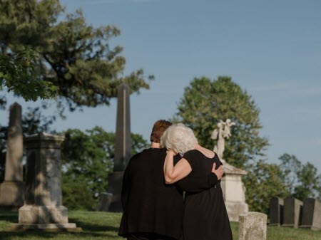 Processus de deuil : comprendre les étapes et s’adapter après une perte