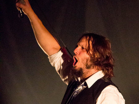 Le chanteur du groupe les Cowboys Fringants, Karl Tremblay est mort.