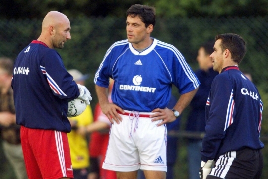 Bruno Martini au centre discute avec Fabien Barthez (à gauche) et Ulrich Rame, le 16 août 1999. Photo d'archives AFP Photo d'archives AFP