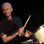 Charlie Watts en 2010 Par Poiseon Bild & Text (press photo by a photographer of the consulting company Poiseon AG in St. Gallen, Switzerland)) — Flickr: The ABC & D of Boogie Woogie (Herisau, 13. Januar 2010), CC BY 2.0, https://commons.wikimedia.org/w/index.php?curid=14925701
