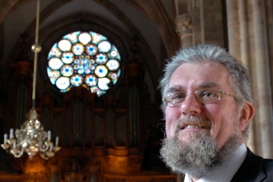 Daniel Kern en 2006, en l’église Saint-Thomas à Strasbourg dans lequel se trouve « l’un des joyaux de l’atelier Kern, l’un des témoignages alsaciens de son art. » Photo DNA /Laurent Réa