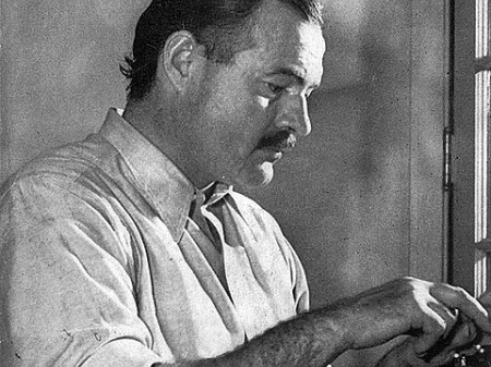 L'écrivain, journaliste et correspondant de guerre américain Ernest Hemingway