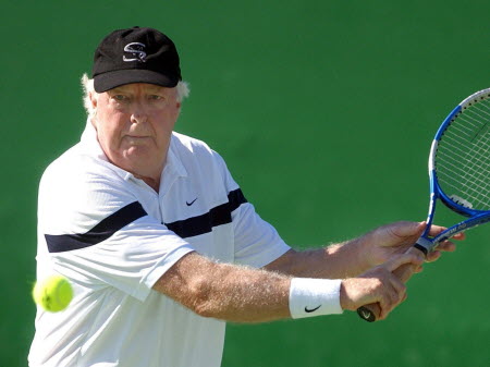Fred Stolle, légende australienne du tennis, s'éteint à 86 ans le 5 mars 2025