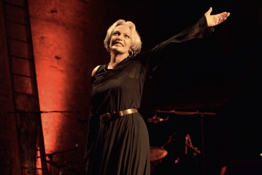 Marie Laforêt sur la scène du théâtre des Bouffes parisiens en 2005, lors de son spectacle "Marie chante Laforêt". Photo Joël ROBINE/AFP