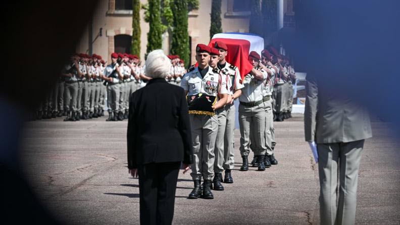 Catherine Vautrin, au 17e RGP de Montauban pour rendre un hommage national à l'adjudant Montorio - © Ministère des Armées et des Anciens combattants