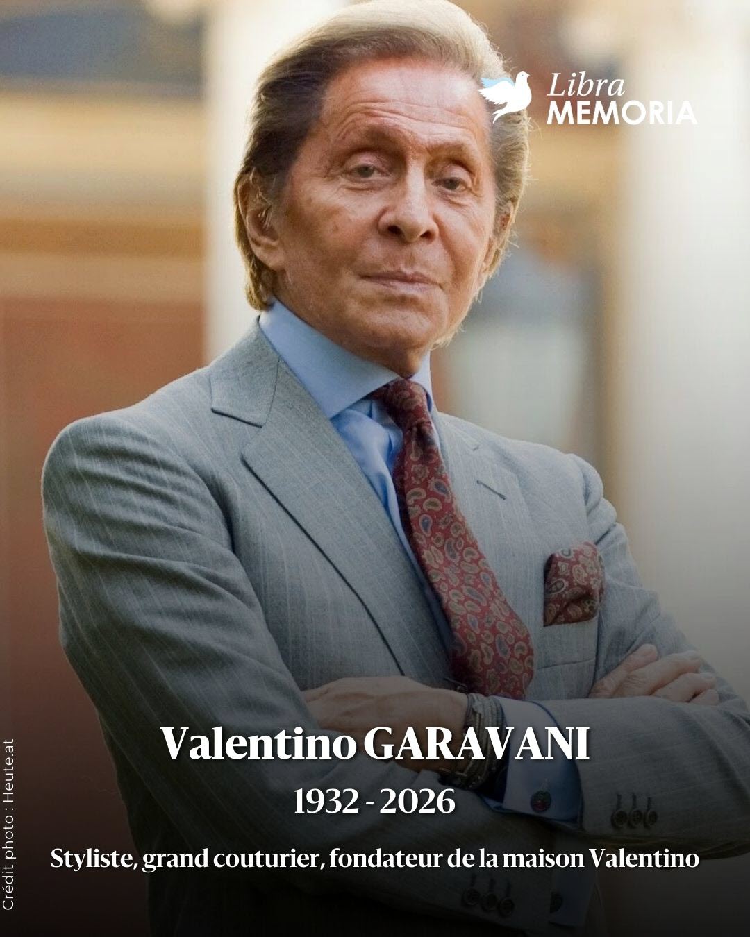 Valentino Garavani, styliste, grand couturier, fondateur de la maison Valentino, il a marqué la mode mondiale par un palmarès exceptionnel et une vision créative intemporelle. Rendez-lui hommage.