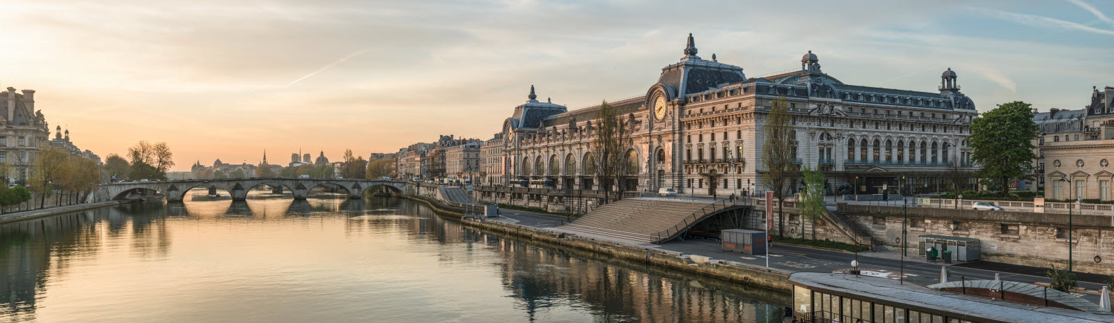 Musee_d'Orsay_and_Pont_Royal,_North-West_view_140402_1.jpg
