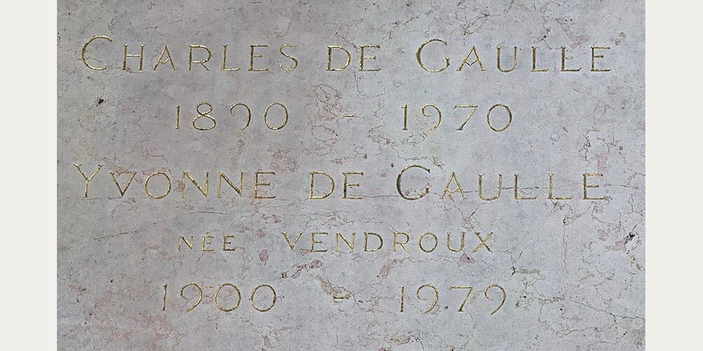 Inscription pierre tombale de Charles et Yvonne de Gaulle